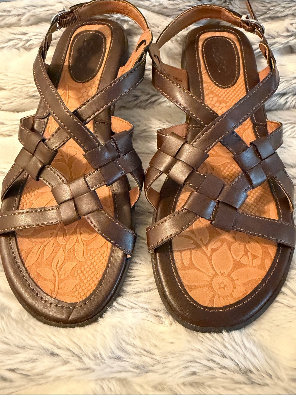 B.o.c. Brown Women’s Crisscross Strap Sandals Sz 7 - Picture 12 of 14